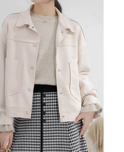 Geaca de dama cu buzunare si nasturi in doua culori