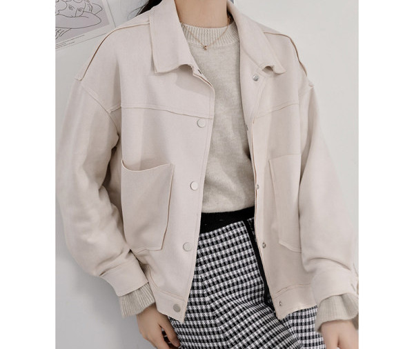 Geaca de dama cu buzunare si nasturi in doua culori