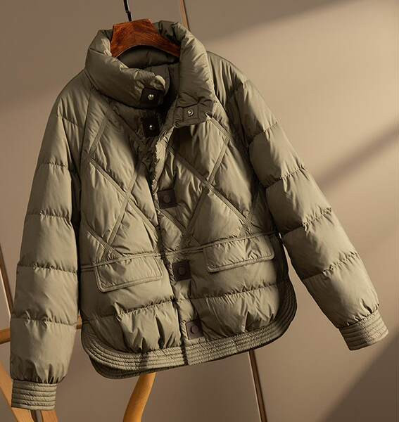 Novi model ženske zimske jakne sa visokom kragnom i gumbima