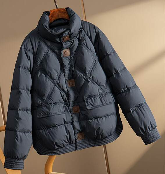 Novi model ženske zimske jakne sa visokom kragnom i gumbima