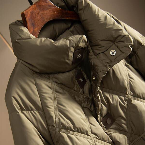 Novi model ženske zimske jakne sa visokom kragnom i gumbima