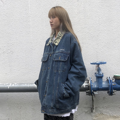 Γυναικείο τζιν μπουφάν φαρδύ μοντέλο με τσέπες και κεντημένη επιγραφή