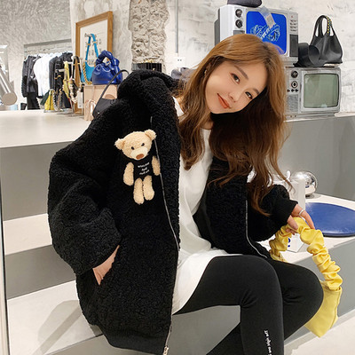 Γυναικείο μπουφάν με τρισδιάστατο αξεσουάρ