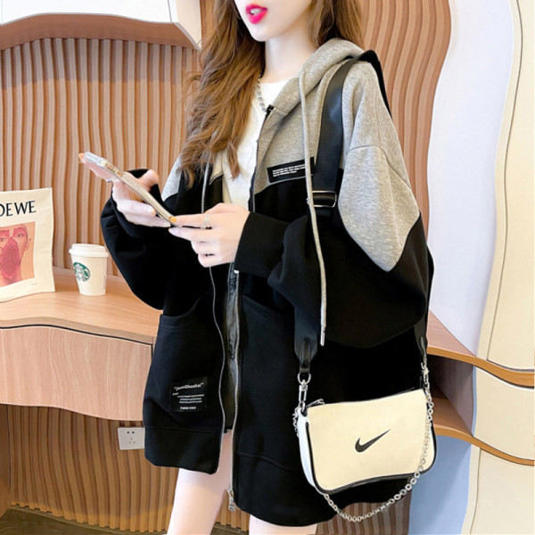 Καθημερινό γυναικείο φούτερ με μοντέλο με κουκούλα