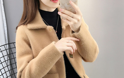 Γυναικείο μπουφάν με μεταλλικά κουμπιά κοντό μοντέλο