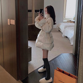 Γυναικείο μπουφάν σε λευκό χρώμα με ψηλό γιακά και  στη μέση