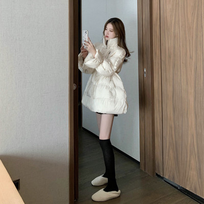 Γυναικείο μπουφάν σε λευκό χρώμα με ψηλό γιακά και  στη μέση