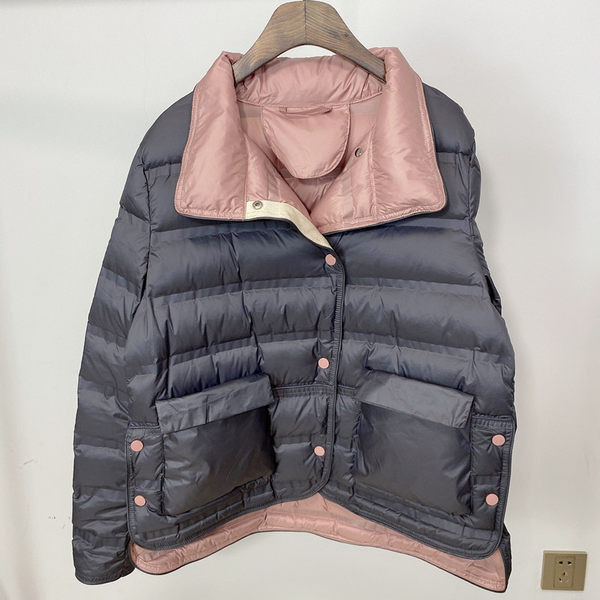 Široki model ženske zimske jakne sa džepovima