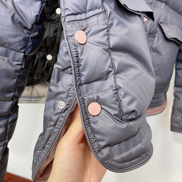 Široki model ženske zimske jakne sa džepovima