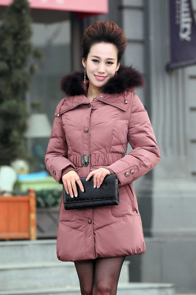 Μακρύ γυναικείο μπουφάν με γούνα στην κουκούλα και ζώνη μέσης