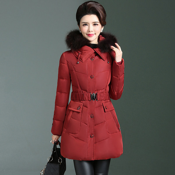 Μακρύ γυναικείο μπουφάν με γούνα στην κουκούλα και ζώνη μέσης