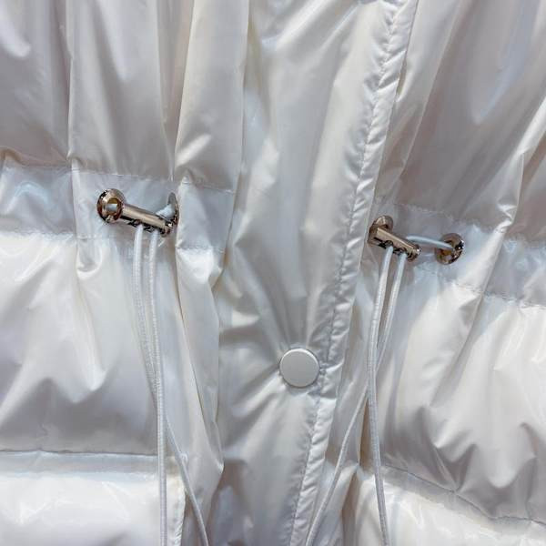 Geaca de iarna de dama cu gluga - un model larg