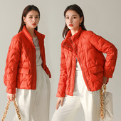 Μοντέρνο γυναικείο μπουφάν με τσέπες και κλείσιμο με φερμουάρ