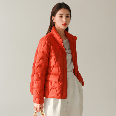 Μοντέρνο γυναικείο μπουφάν με τσέπες και κλείσιμο με φερμουάρ