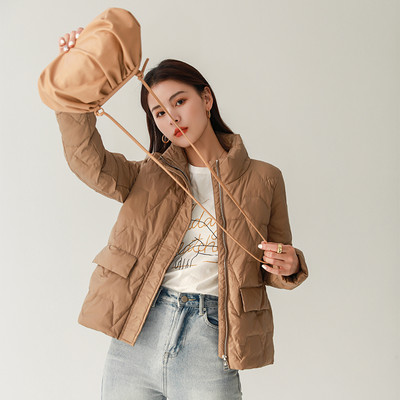 Μοντέρνο γυναικείο μπουφάν με τσέπες και κλείσιμο με φερμουάρ