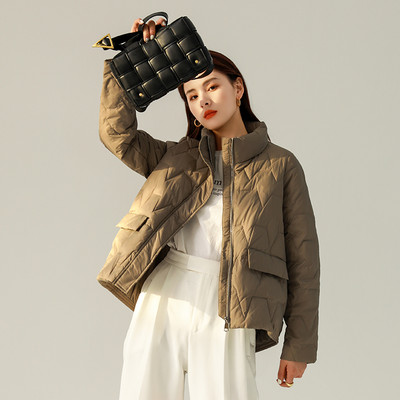 Μοντέρνο γυναικείο μπουφάν με τσέπες και κλείσιμο με φερμουάρ