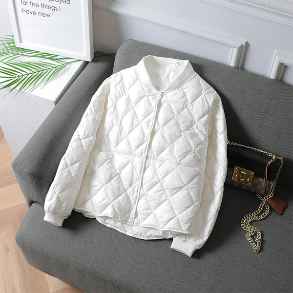 Γυναικείο κοντό μπουφάν με κλασικό γιακά και κουμπιά