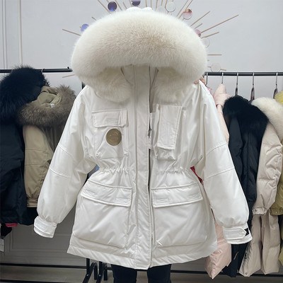 Μοντέρνο χειμερινό μπουφάν με οικολογικό χρώμα στην κουκούλα για γυναίκες