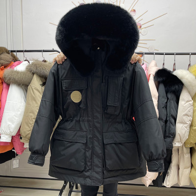 Μοντέρνο χειμερινό μπουφάν με οικολογικό χρώμα στην κουκούλα για γυναίκες