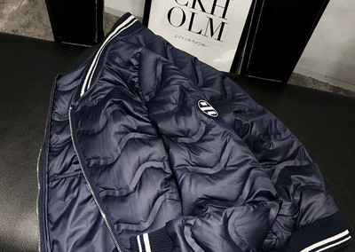 Γυναικείο φθινοπωρινό μπουφάν με έμβλημα και φερμουάρ