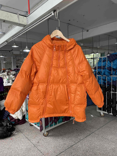 Γυναικείο φαρδύ μπουφάν με φερμουάρ και κουκούλα