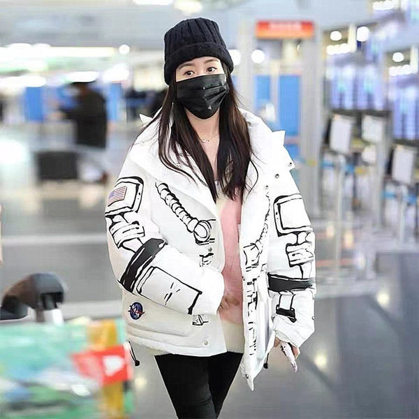 Geaca de dama de actualitate cu aplicatie model lat cu gluga