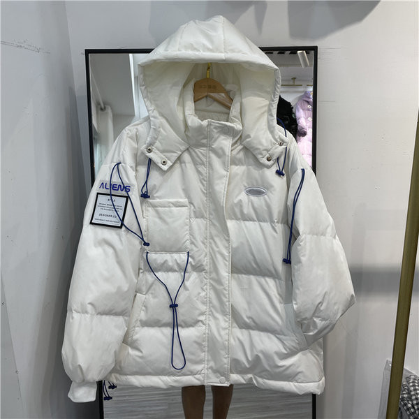 Ženska zimska jakna sa amblemom kapuljača i vezicama