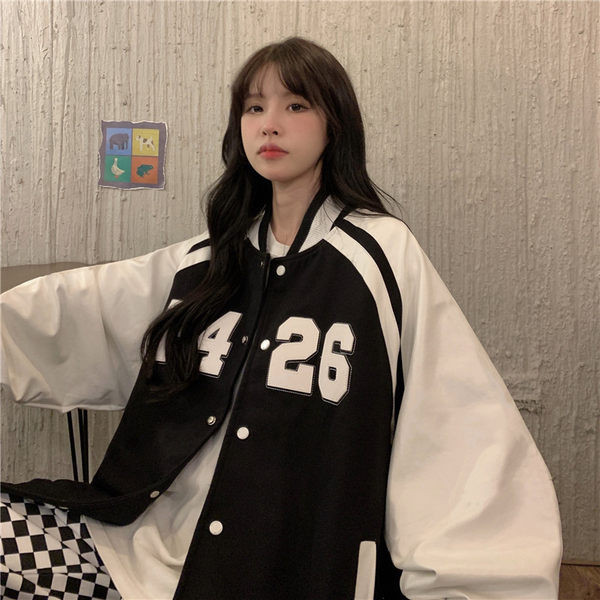 Ženska baseball jakna s gumbima i natpisom