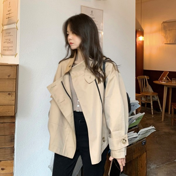 Μοντέρνο γυναικείο μπουφάν με φερμουάρ και κουμπιά