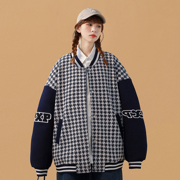 Jachetă lată în carouri cu inscripție