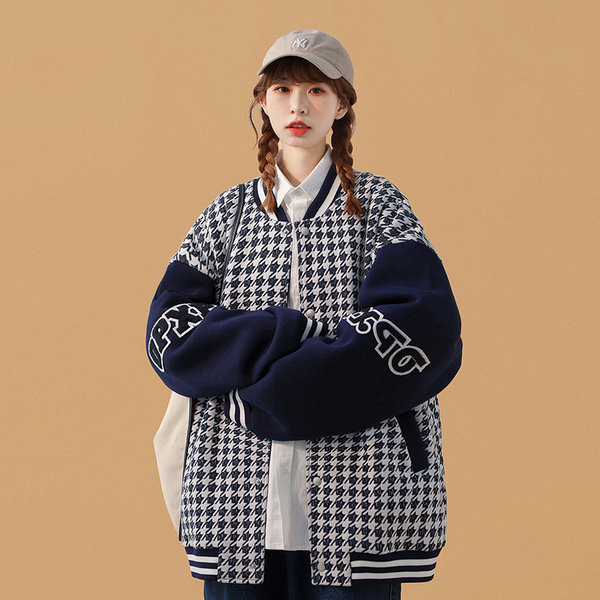 Jachetă lată în carouri cu inscripție