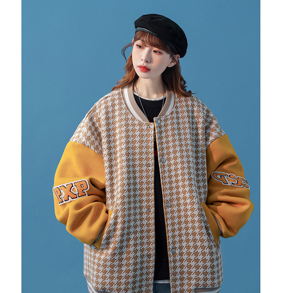 Jachetă lată în carouri cu inscripție