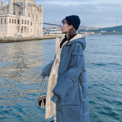 Μακρύ γυναικείο μπουφάν για το χειμώνα με μεγάλα τσέπες και κουκούλα