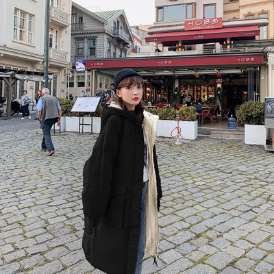 Μακρύ γυναικείο μπουφάν για το χειμώνα με μεγάλα τσέπες και κουκούλα