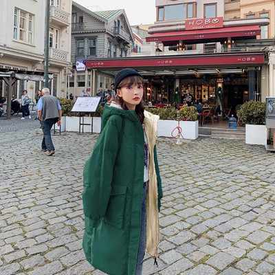 Μακρύ γυναικείο μπουφάν για το χειμώνα με μεγάλα τσέπες και κουκούλα