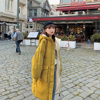 Μακρύ γυναικείο μπουφάν για το χειμώνα με μεγάλα τσέπες και κουκούλα