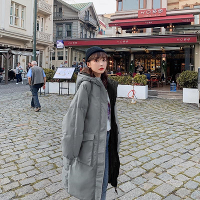 Μακρύ γυναικείο μπουφάν για το χειμώνα με μεγάλα τσέπες και κουκούλα