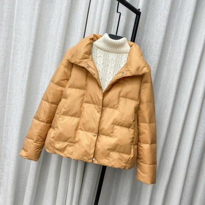 Κοντό γυναικείο μπουφάν νέου μοντέλου με κουμπιά και ψηλό γιακά