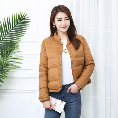 Κομψό γυναικείο μπουφάν με μοντέλο με κουμπιά