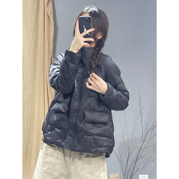 Κομψό γυναικείο κοντό μπουφάν με κουμπιά και φαρδιές τσέπες