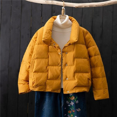 Ελαφρύ κοντό γυναικείο μπουφάν με κουμπιά