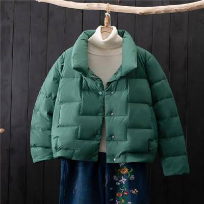 Ελαφρύ κοντό γυναικείο μπουφάν με κουμπιά