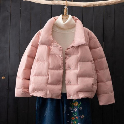 Ελαφρύ κοντό γυναικείο μπουφάν με κουμπιά