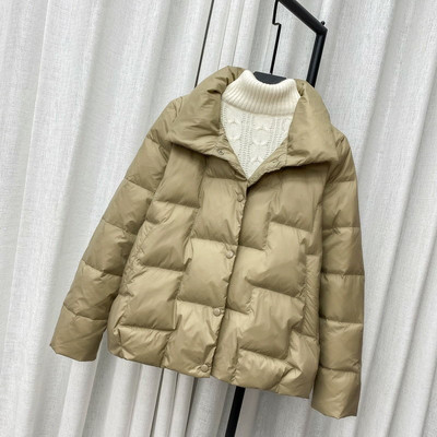 Ελαφρύ κοντό γυναικείο μπουφάν με κουμπιά