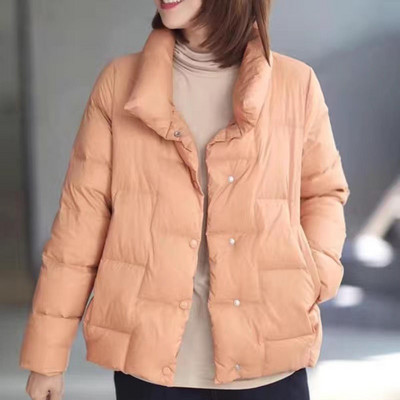 Ελαφρύ κοντό γυναικείο μπουφάν με κουμπιά