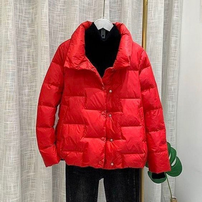 Ελαφρύ κοντό γυναικείο μπουφάν με κουμπιά