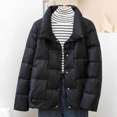 Ελαφρύ κοντό γυναικείο μπουφάν με κουμπιά