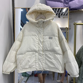 Γυναικείο κοντό μπουφάν με κουκούλα και έμβλημα