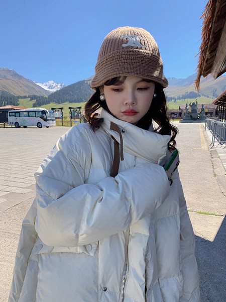 Πολύ φαρδύ μοντέλο γυναικείο μπουφάν για το χειμώνα με μεγάλες τσέπες