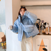 Moderna ženska jakna s visokim ovratnikom i gumbima